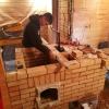 Ученик печника кладёт печь