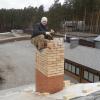 Кладка трубы на кровле стоя на самой трубе.