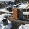 Кладка трубы на крыше, март