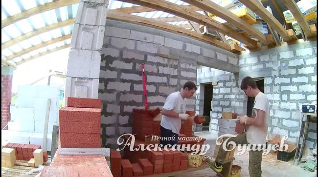 Мастер печник кладёт камин
